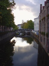 Bruges. Quai et canal de la ville médiévale, façades d'hôtels particuliers, au coucher du soleil,