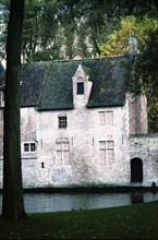 Bruges. Maison des Béguines et Canal face au Béguinage (Begijnhof) en automne à la tombée du jour