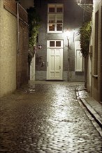Bruges de nuit : carrefour de ruelles sous la lumière des réverbères
