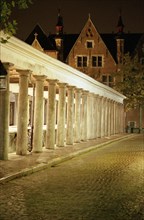 Bruges de nuit : le marché au poisson (Vismarkt), colonnade et façades