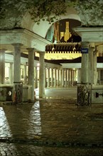 Bruges de nuit : le marché au poisson (Vismarkt), entrée et colonnades, façades