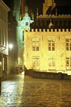 Bruges de nuit : passage entre la Place du Bourg (Burg) et le marché au poisson (Vismarkt)