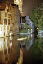 Bruges de nuit : reflets sur le canal et façades derrière la Place du Bourg (Burg) et le Beffroi