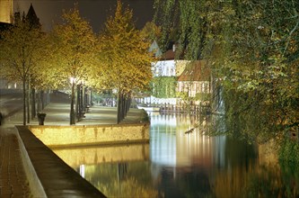 Bruges de nuit : Quai du Dijver, canal, en automne
