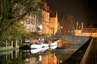 Bruges de nuit : Quai du Dijver, canal et reflets, en automne