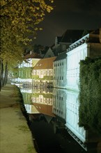 Bruges de nuit : Quai du Dijver, façades et reflets dans le canal, en automne