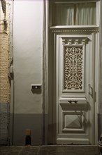 Bruges de nuit : la porte blanche