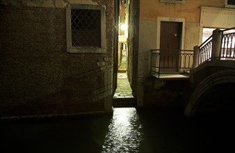 Venise 2008-2009. Nuit, ruelle, canal, pont