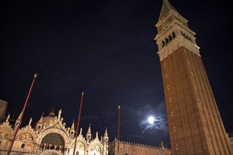 Venise 2008-2009. Nuit, Place Saint-Marc, Basilique Saint-Marc (San Marco), campanile
