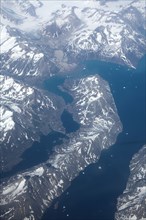 Groenland. Vue aérienne, côte sud-est près du Cap Farewell, terre du Roi Frédéric VI, (été 2008,