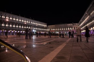 Venise 2008-2009. Nuit, Place Saint-Marc, Procuraties, café