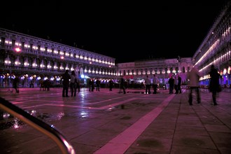 Venise 2008-2009. Nuit, Place Saint-Marc, Procuraties, café