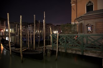 Venise 2008-2009. Nuit, Grand Canal, gondoles, Traghetto Santa Sofia, Palais