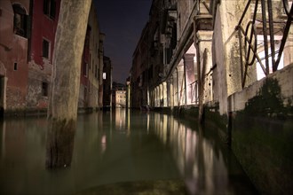 Venise 2008-2009. Nuit, canal, pont, palais, sottoportegho, pieu de bois