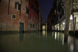 Venise 2008-2009. Nuit, canal, pont, palais, sottoportegho, pieu de bois