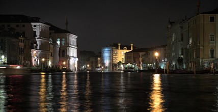 Venise 2008-2009. Nuit, Grand Canal, Palais, vaporetto