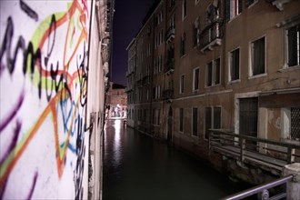 Venise 2008-2009. Nuit, canal, palais, Grand Canal, tags, graffiti