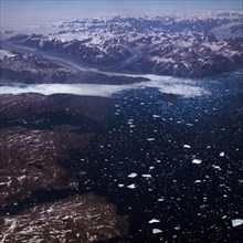 Groenland. Vue aérienne, côte sud-est près du Cap Farewell, terre du Roi Frédéric VI, (été 2008,