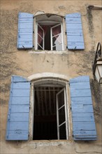 Provence718 Lubéron, façade, volets bleus anciens