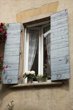 Provence720 Lubéron, façade, volets bleus anciens
