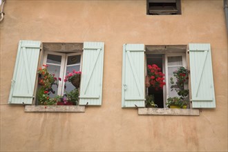 Provence722 Provence, façade, volets bleus anciens