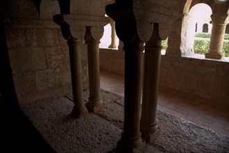 Provence810 Abbaye du Thoronet, le cloître vu depuis la salle capitulaire : arcades géminées,