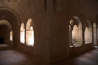 Provence812 Abbaye du Thoronet, perspective du cloître et ses arcades
