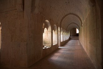 Provence813 Abbaye du Thoronet, perspective du cloître et ses arcades
