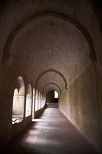 Provence814 Abbaye du Thoronet, perspective du cloître et ses arcades
