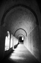 Provence815 Abbaye du Thoronet, perspective du cloître et ses arcades