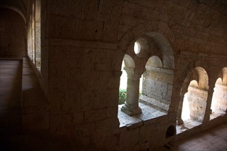 Provence816 Abbaye du Thoronet, perspective du cloître et ses arcades