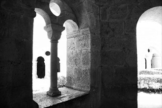 Provence817 Abbaye du Thoronet, perspective du cloître et ses arcades