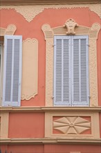 Provence724 Provence, façade peinte, volets bleus anciens