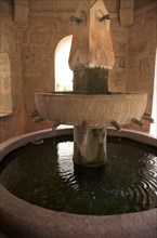 Provence818 Abbaye du Thoronet : le lavabo donnant sur le cloître (bassin et fontaine)