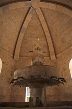 Provence819 Abbaye du Thoronet : le lavabo donnant sur le cloître (fontaine et voûte)