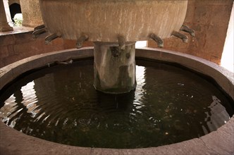 Provence820 Abbaye du Thoronet : le lavabo donnant sur le cloître (bassin et fontaine)