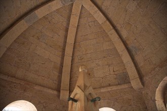 Provence821 Abbaye du Thoronet : le lavabo donnant sur le cloître (fontaine et voûte)