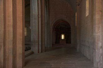 Provence823 Abbaye du Thoronet : intérieur de l'église (nef latérale)