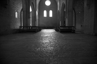 Provence825 Abbaye du Thoronet : intérieur de l'église (sol de la nef principale et façade