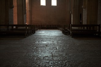 Provence826 Abbaye du Thoronet : intérieur de l'église (sol de la nef principale et façade