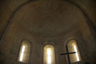 Provence827 Abbaye du Thoronet : intérieur de l'église (chœur en abside voûtée formant la moitié