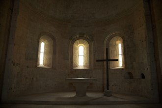Provence828 Abbaye du Thoronet : intérieur de l'église (chœur en abside voûtée formant la moitié