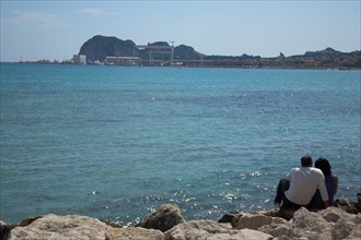 Provence760 La Ciotat, la baie et le rocher (Ile verte et Cap de l'Aigle), couple face à la baie