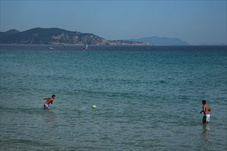 Provence762 La Ciotat, la baie, baigneurs jouant du ballon à la plage