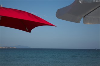 Provence782 La Méditerranée, parasols rouge et blanc face à la mer (baie de La Ciotat), plage,