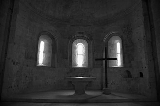 Provence829 Abbaye du Thoronet : intérieur de l'église (chœur en abside voûtée formant la moitié
