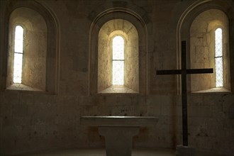 Provence830 Abbaye du Thoronet : intérieur de l'église (chœur et ses trois fenêtres en plein cintre