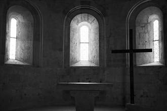 Provence831 Abbaye du Thoronet : intérieur de l'église (chœur et ses trois fenêtres en plein cintre