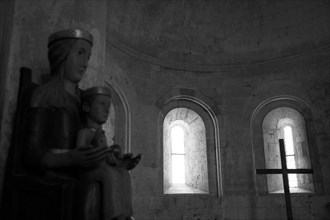 Provence832 Abbaye du Thoronet : intérieur de l'église (chœur et ses trois fenêtres en plein cintre