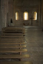 Provence833 Abbaye du Thoronet : intérieur de l'église (nef, chœur et ses trois fenêtres en plein